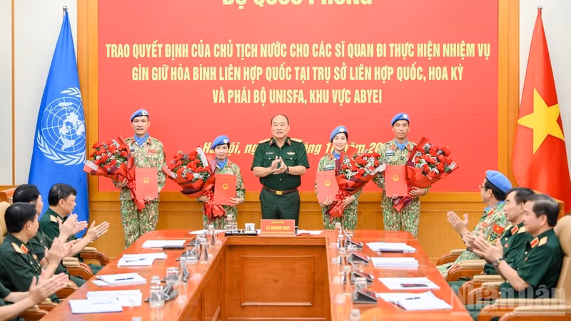 Senior Lieutenant General Le Quang Dao, Deputy Chief of the General Staff of the Viet Nam People's Army, four officers assigned to UN peacekeeping missions, and delegates pose for a group photo. (Photo: VNA)