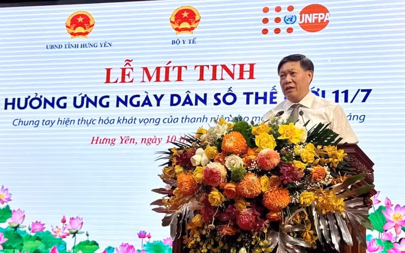 Deputy Minister of Health Do Xuan Tuyen speaks at the event.