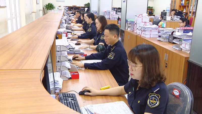 Data standardisation helps businesses adapt to the centralised customs clearance model. (Photo: Customs Department)