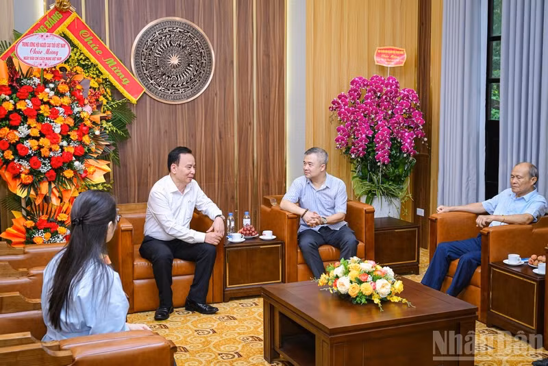Dinh Song Linh receives Nguyen Lam, Vice President of the Viet Nam Association of the Elderly, and his delegation.