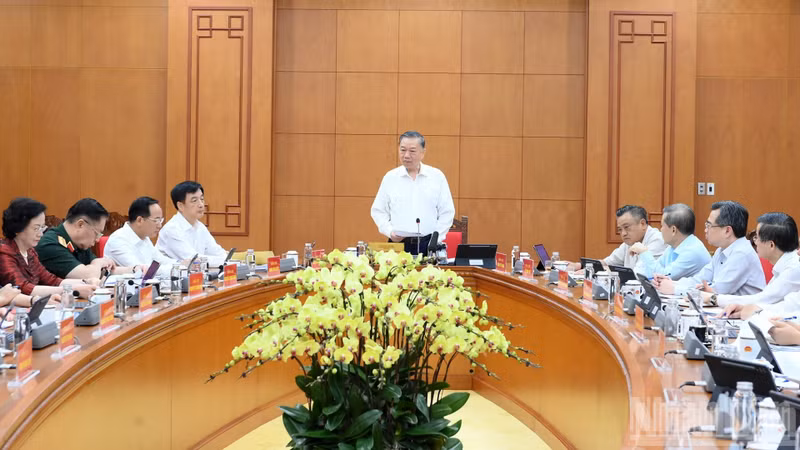 Party General Secretary and State President To Lam chairs the working session with the PCC’s Organisation Commission on the project reviewing five years of implementing Resolution No. 28-NQ/TW. (Photo: DANG KHOA)