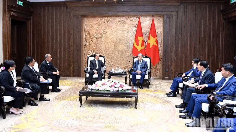 General Secretary of the Communist Party of Viet Nam (CPV) Central Committee and President To Lam (R) and Philippine National Security Adviser Eduardo S.L. Oban Jr. in Ha Noi on August 20, 2026. (Photo: NDO)