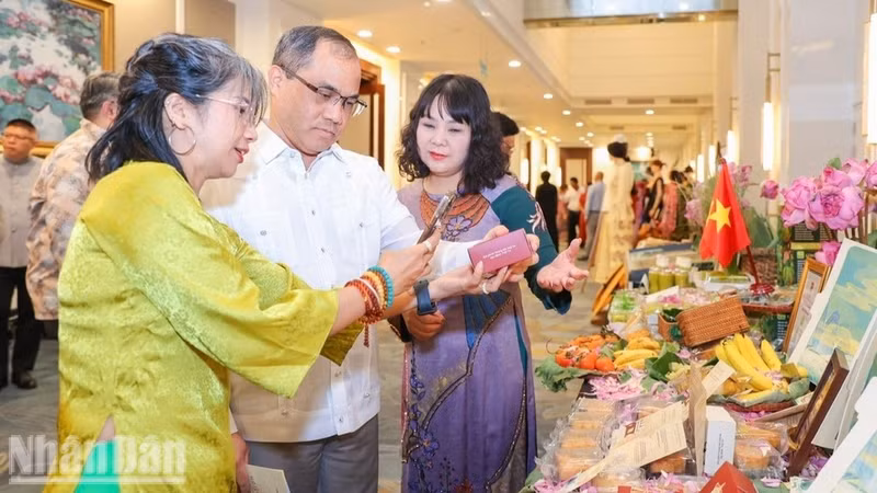 A display area featuring Vietnamese products. (Photo: Dinh Hoa)