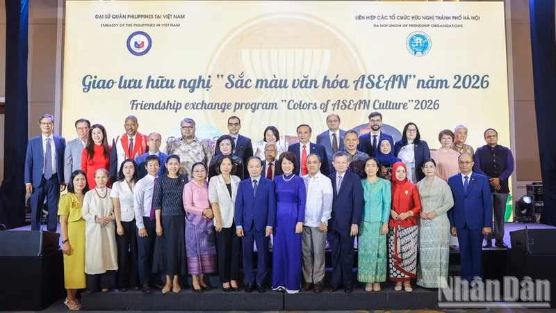 Delegates to the friendship exchange programme pose for a photo. (Photo: Dinh Hoa)