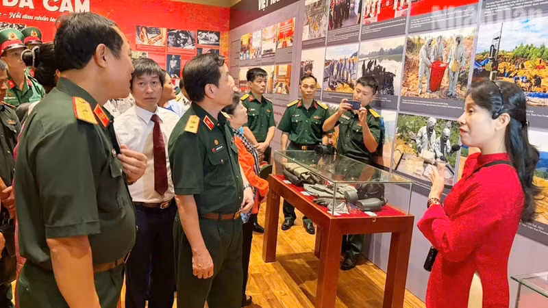 Delegates visit the exhibition. (Photo: THANH TAM)