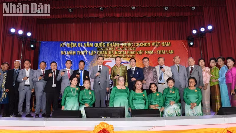 Delegates raise their glasses to celebrate Viet Nam’s 81st National Day and the 50th anniversary of the establishment of diplomatic relations between Viet Nam and Thailand. (Photo: XUAN SON)