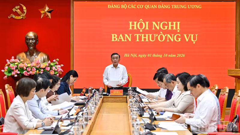 Politburo Member, Standing Member of the Party Central Committee’s Secretariat and Secretary of the Party Committee of Central Party Agencies Tran Cam Tu speaks at the meeting of the Standing Board of the Party Committee of Central Party Agencies in Ha Noi on October 1. (Photo: VNA)