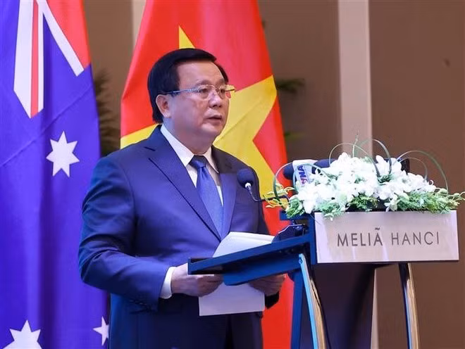 Professor Dr. Nguyen Xuan Thang, Politburo member and President of the HCMA and Chairman of the Central Theory Council speaks at the forum (Photo: VNA)