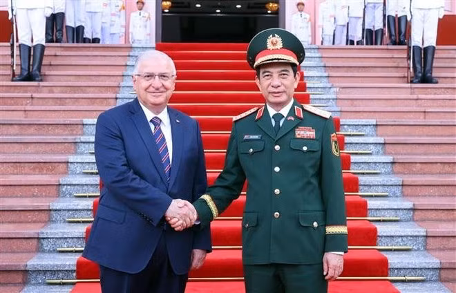Minister of National Defence General Phan Van Giang (R) and Minister of National Defence of Türkiye Yasar Guler (Photo: VNA)