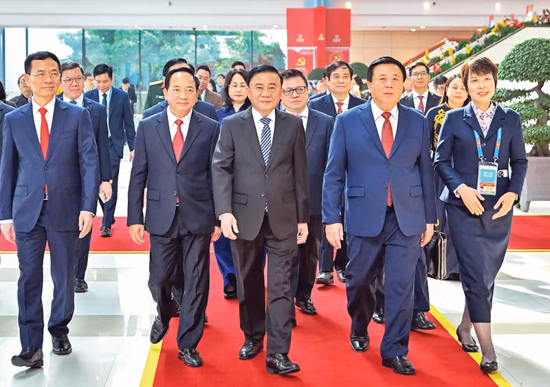 Permanent member of the Secretariat Tran Cam Tu and delegates attend the inauguration ceremony of the Press Centre and chair an international press conference on the 14th National Party Congress.