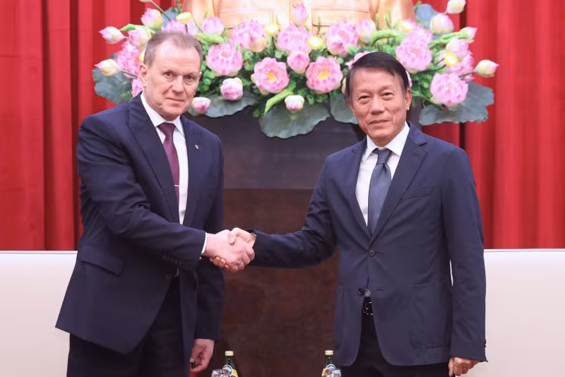 Minister of Public Security General Luong Tam Quang (R) meets with General Arkady Aleksandrovich Gostev, Director of Russia’s Federal Penitentiary Service, in Ha Noi on October 12. (Photo: daibieunhandan.vn)
