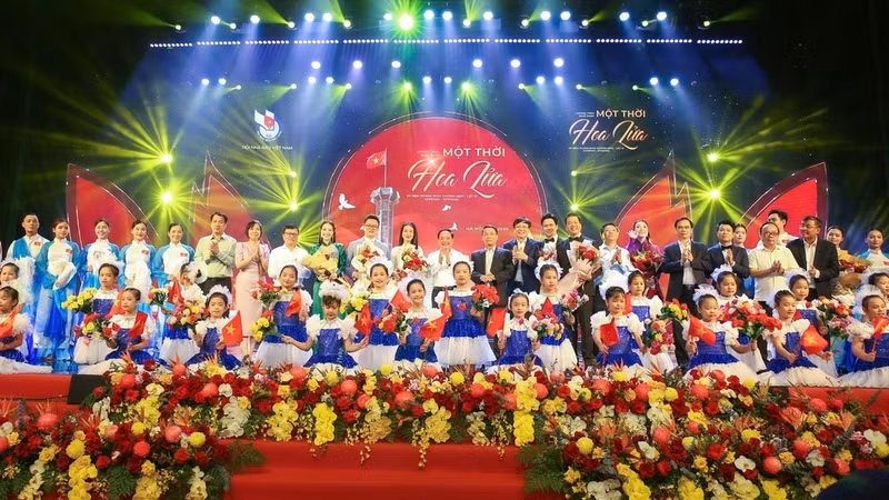 Delegates and performers attend the art programme. (Photo: SON HAI)