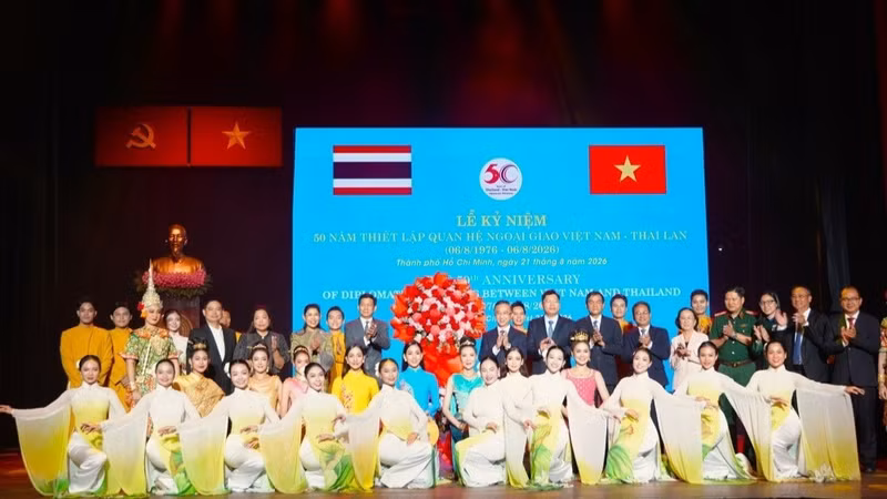 Delegates pose for a photo at the ceremony. (Photo: Ho Chi Minh City People's Committee)