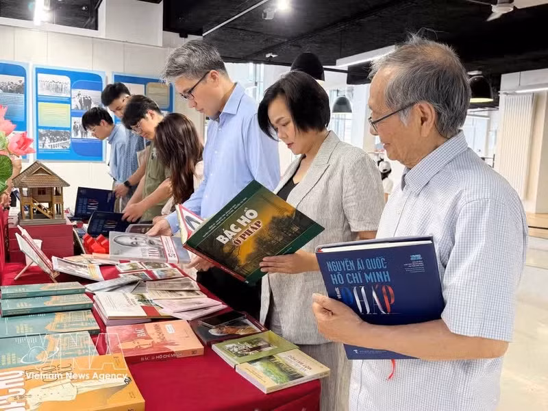 Delegates visit the exhibition space showcasing books, archival materials and artefacts relating to President Ho Chi Minh as part of the programme. (Photo: VNA)