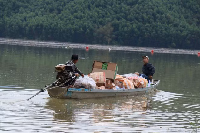 Relief food is delivered to flood-hit areas in Tra Tan commune, Da Nang city. (Photo: VNA)