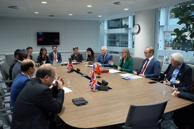 At the meeting between Vietnamese Minister of Education and Training Nguyen Kim Son and Minister of State (Minister for Skills) in the UK Department for Education Jacqui Smith. (Photo: VNA)