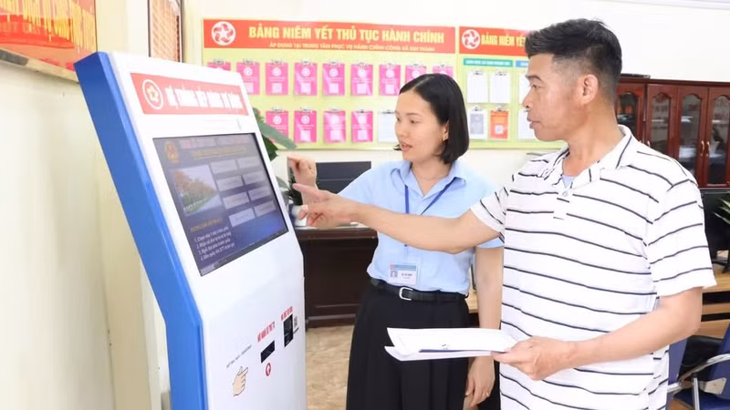 Civil servants at the Kim Thanh Public Administration Service Centre in Hai Phong City assist residents with administrative procedures. (Photo: VNA)
