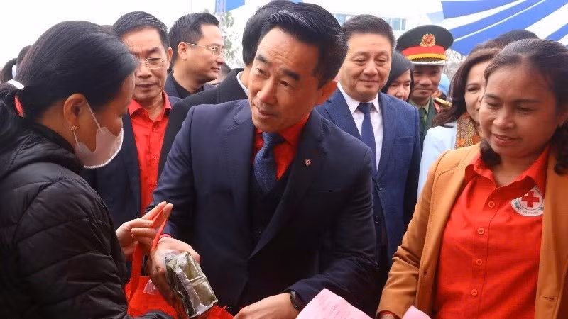 Vice President and General Secretary of the 11th Central Committee of the Viet Nam Red Cross Society Nguyen Hai Anh visits and presents gifts to disadvantaged people.