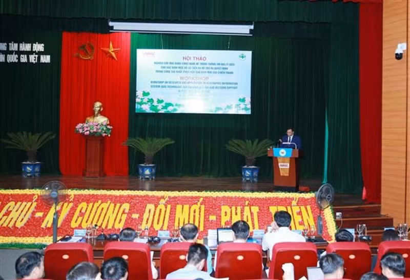 Ha Dinh Huong, Standing Deputy Director General of VNMAC, speaks at the workshop in Ha Noi on September 30. (Photo: VNA)