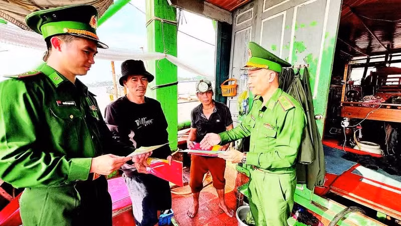Authorities conduct awareness campaigns on combating IUU fishing for fishermen at Cua Viet Port.