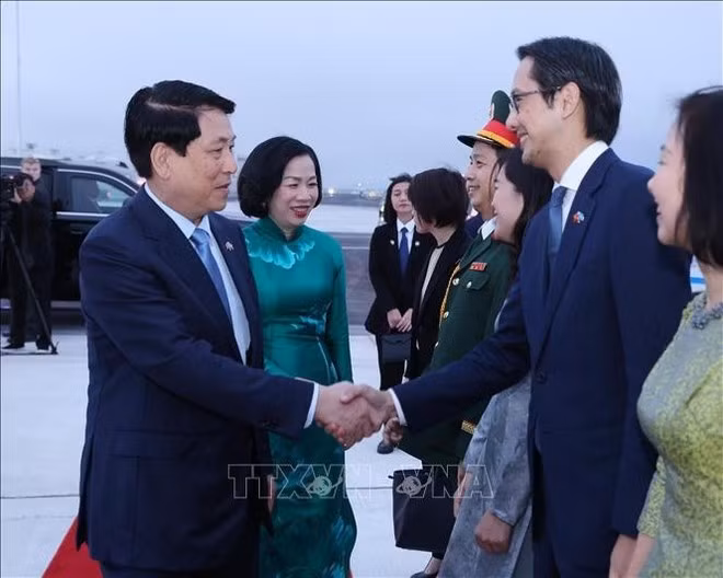 President Luong Cuong and his spouse bid farewell to officials before leaving New York on the afternoon of September 24 (local time). (Photo: VNA)