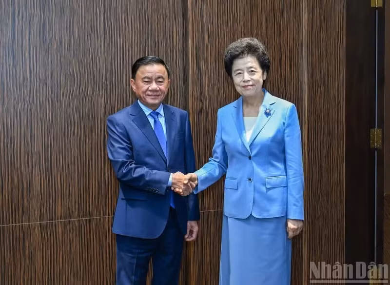 Politburo member and Permanent member of the Communist Party of Viet Nam Central Committee’s Secretariat Tran Cam Tu (L) and Vice Chairperson Xian Hui of the Chinese People's Political Consultative Conference National Committee in Ha Noi on June 9. (Photo: DUY LINH)