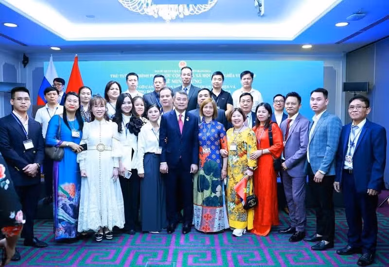 PM Le Minh Hung, staff of the Vietnamese agencies, and representatives of the Vietnamese community in Russia at the meeting in Kazan on June 17. (Photo: VNA)