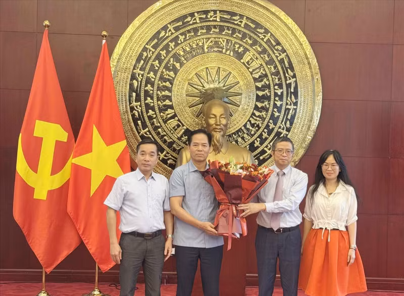 Vietnamese Ambassador to China Pham Thanh Binh (second from right) presents flowers to mark the traditional day of the public security forces. (Photo: VNA)
