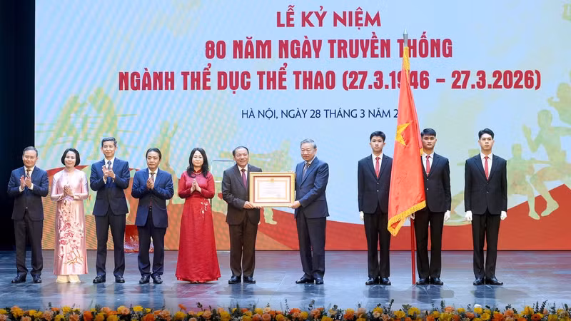 Party General Secretary To Lam presents the first-class Labour Order to the Viet Nam Sports Administration under the Ministry of Culture, Sports and Tourism. (Photo: Dang Khoa)