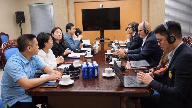 The two delegations hold discussions on promoting digital transformation cooperation. (Photo: French Embassy in Viet Nam)