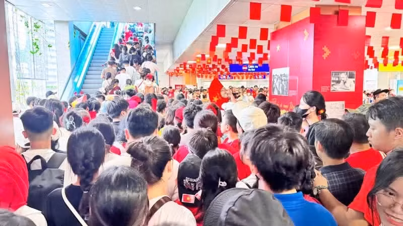 Many people choose to travel by metro during the National Day holiday on September 2, 2025.