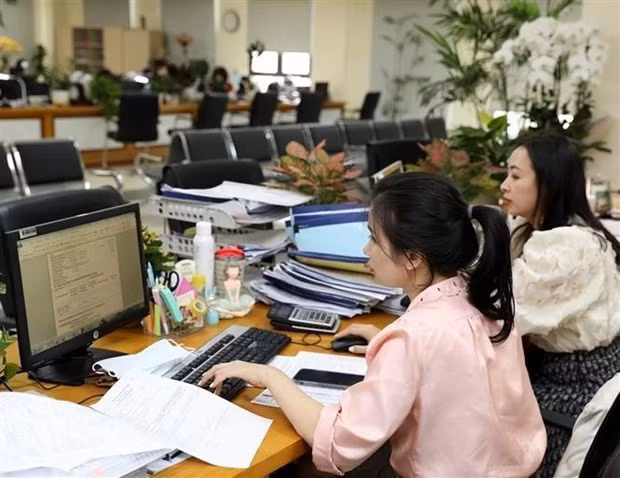 Ha Noi’s state budget revenue exceeded 362.1 trillion VND (approximately 14.2 billion USD) in the first five months of 2025, soaring 54.4% from a year earlier. (Illustrative image: VNA)