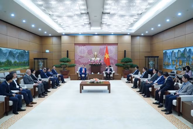 At the meeting (Photo: quochoi.vn)