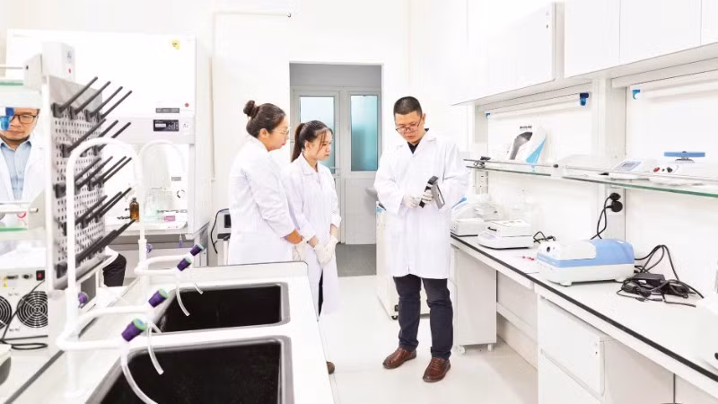 Researchers and students at Viet Nam National University, Ha Noi, exchange ideas during research and practical training activities. (Photo: DIEP NGOC)