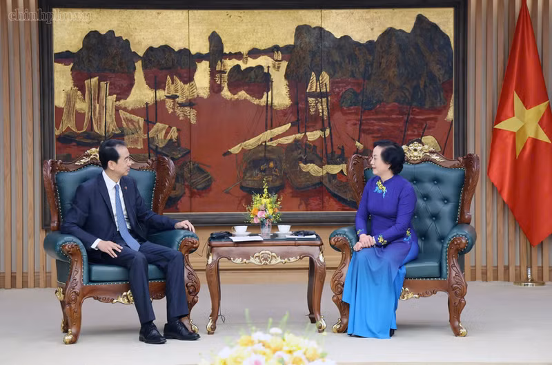 Deputy Prime Minister Pham Thi Thanh Tra (R) receives Chinese Ambassador to Viet Nam He Wei on August 20. (Photo: chinhphu.vn)