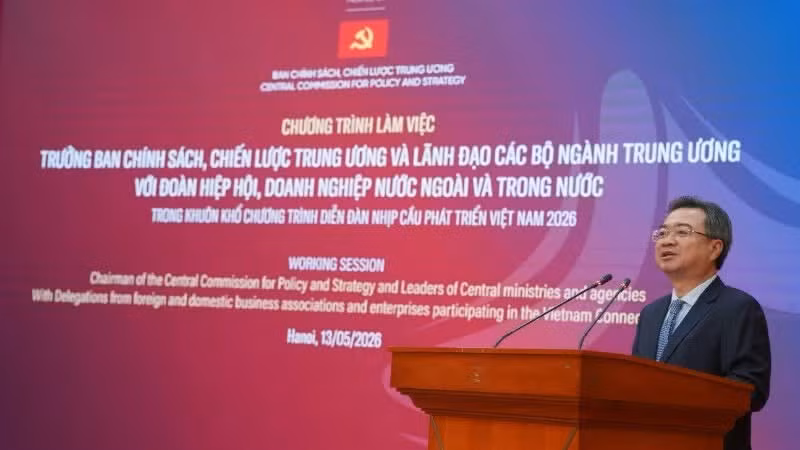 Head of the PCC’s Commission for Policy and Strategy Nguyen Thanh Nghi speaks at the working session.
