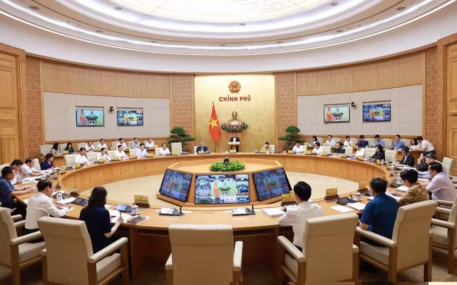 At the regular June cabinet meeting on July 3. (Photo: VNA)