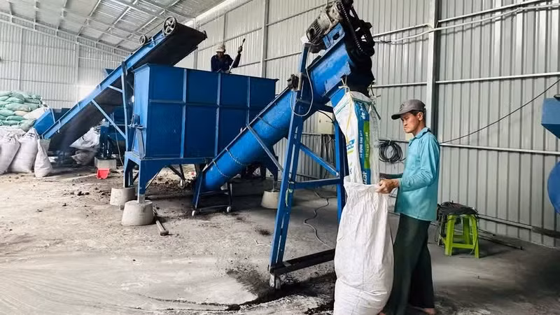 Organic fertiliser production from straw at Hoa Long Agricultural Services Cooperative.