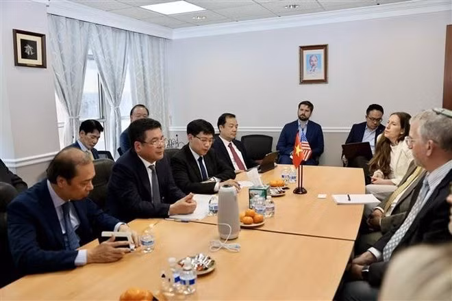 Minister of Industry and Trade Nguyen Hong Dien at the meeting with leaders of the American Apparel and Footwear Association (AAFA) and leading US textile, garment and footwear enterprises. (Photo: VNA)
