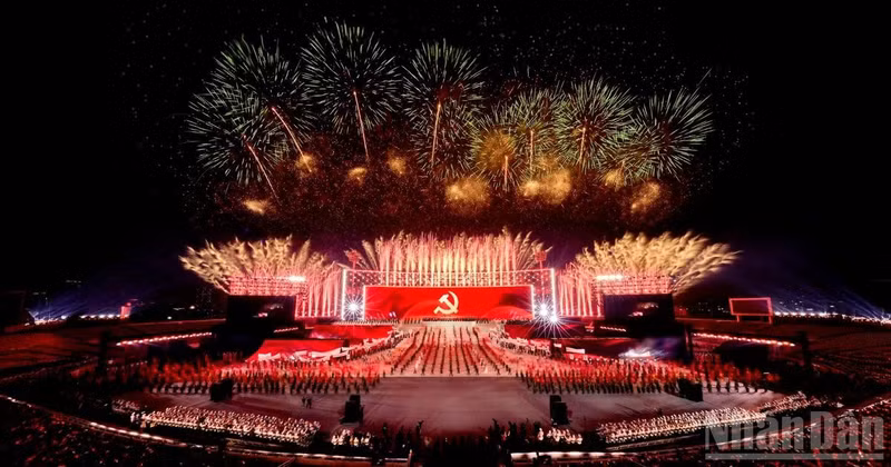 [In Pictures] Cinematic-perfect fireworks light up Ha Noi skies for successful conclusion of 14th National Party Congress
