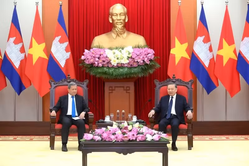 Party General Secretary and State President To Lam (R) receives Cambodian Prime Minister Hun Manet in Ha Noi on June 9. (Photo: DANG KHOA)