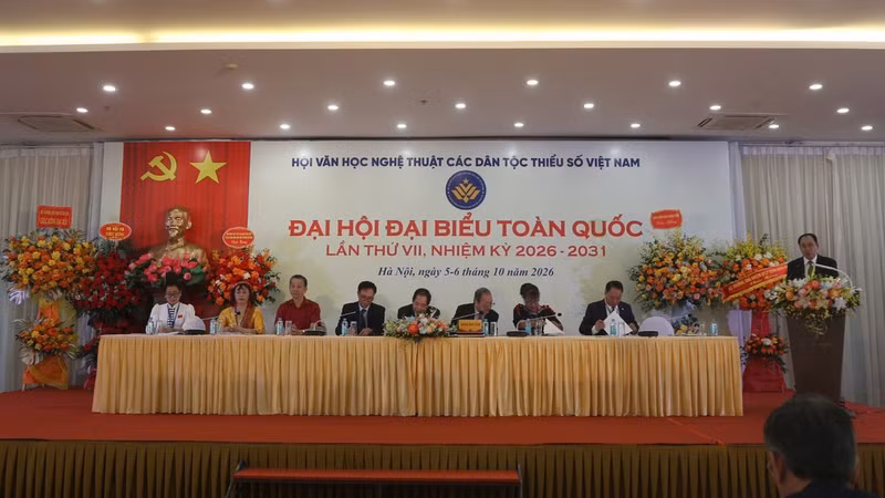 The Presidium chairs the 7th National Congress of the Viet Nam Association of Literature and Arts of Ethnic Minorities. (Photo: Hien Tam)