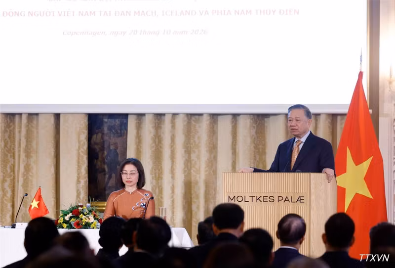 General Secretary of the Communist Party of Viet Nam Central Committee and President To Lam meets with officials and staff of the Vietnamese Embassy and members of the Vietnamese communities in Denmark, Iceland and southern Sweden in Copenhagen on October 20 afternoon (local time). (Photo: VNA)