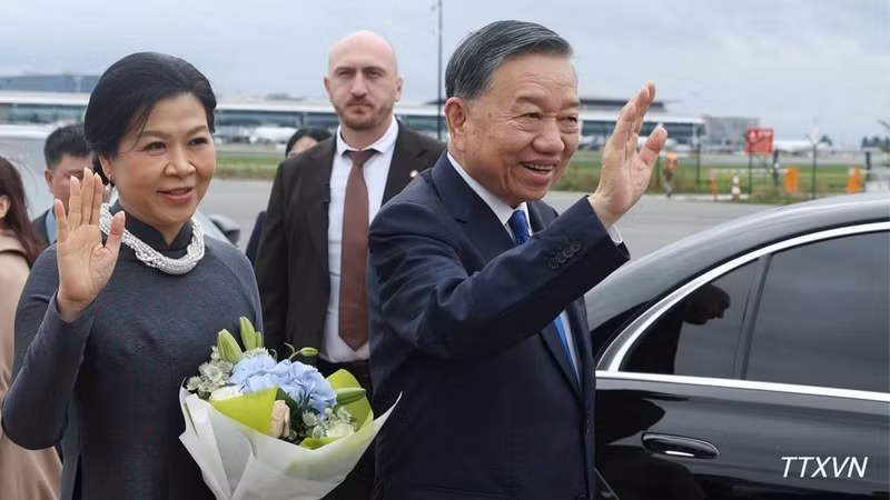 General Secretary of the Communist Party of Viet Nam Central Committee and President To Lam, his spouse Ngo Phuong Ly, and a high-ranking Vietnamese delegation arrive in Brussels on the afternoon of October 21 (local time), beginning official visits to the European Union (EU) and Belgium. (Photo: VNA)