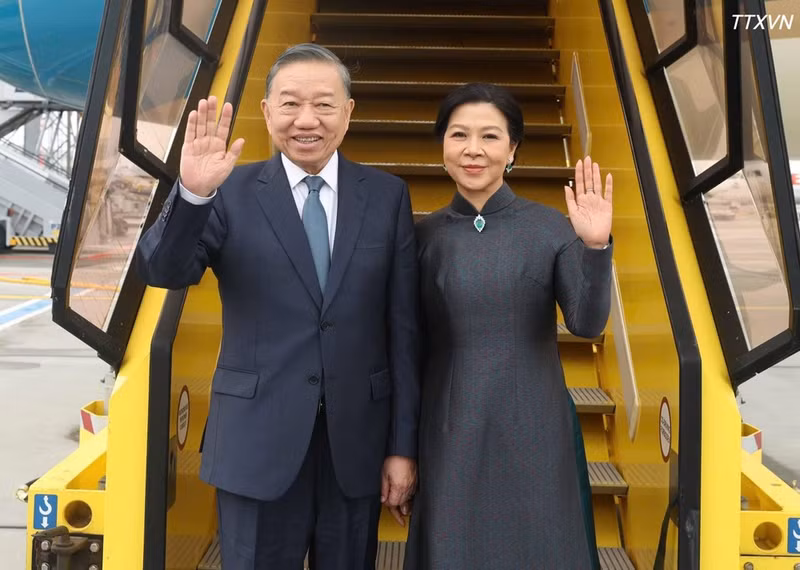 General Secretary and State President To Lam and his spouse, Ngo Phuong Ly, depart Copenhagen, concluding their successful state visit to the Kingdom of Denmark. (Photo: Thong Nhat/VNA)