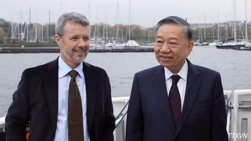 Danish King Frederik X briefs General Secretary of the Communist Party of Viet Nam Central Committee and President To Lam on the Lynetteholm artificial peninsula project during a boat trip to the site. (Photo: VNA)