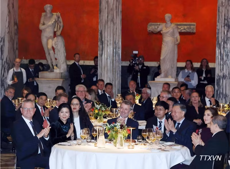 General Secretary and State President To Lam and his spouse, Ngo Phuong Ly, King Frederik X of Denmark and Queen Mary, and delegates attend the event. (Photo: Thong Nhat/VNA)