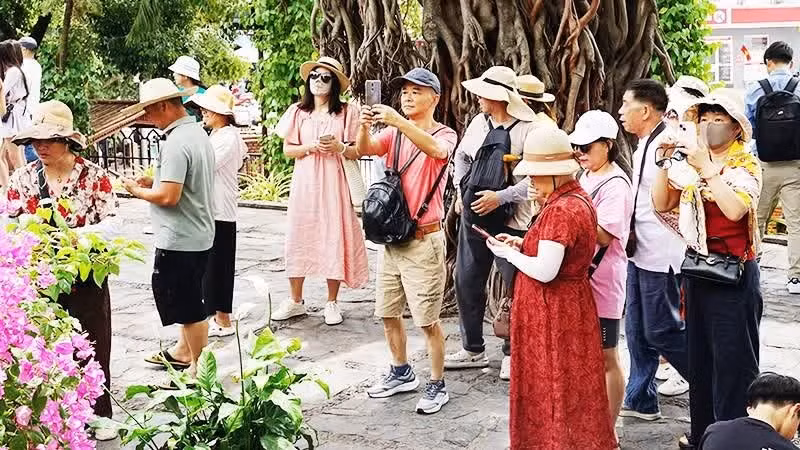 Tourist arrivals surge in the first half of 2026. (Photo: Nam Anh)