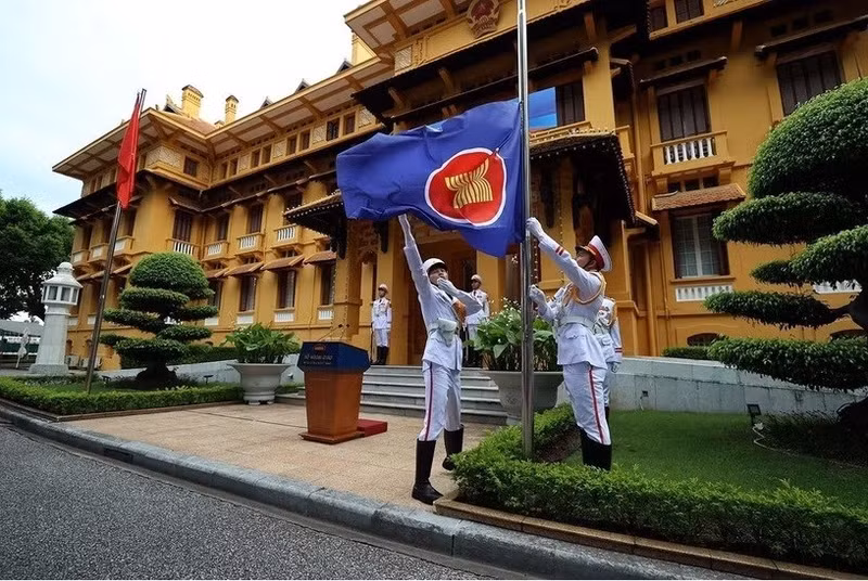The ASEAN flag-hoisting ceremony takes place in Ha Noi on July 31, 2026. (Photo: VNA)