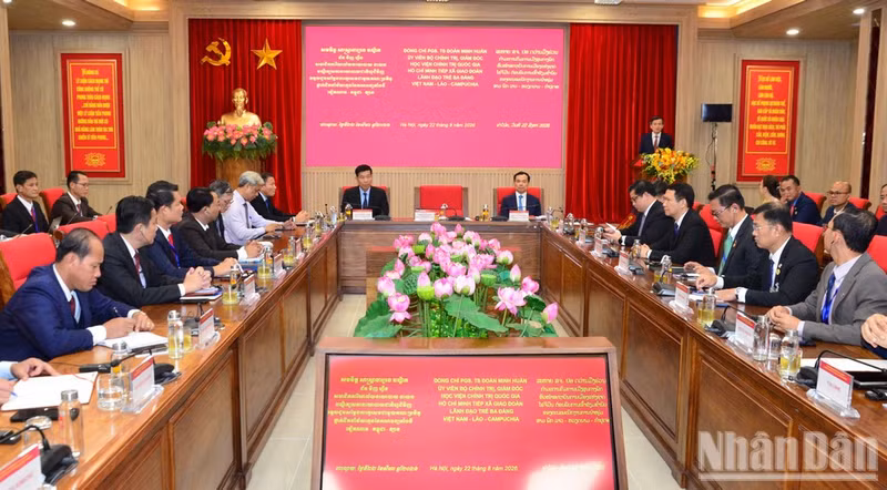 An overview of the meeting in Ha Noi on August 22 (Photo: NDO) 